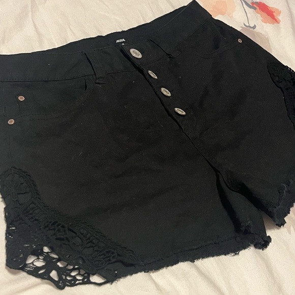 ARDENE black denim shorts with lace detail, size m - Picture 3 of 3